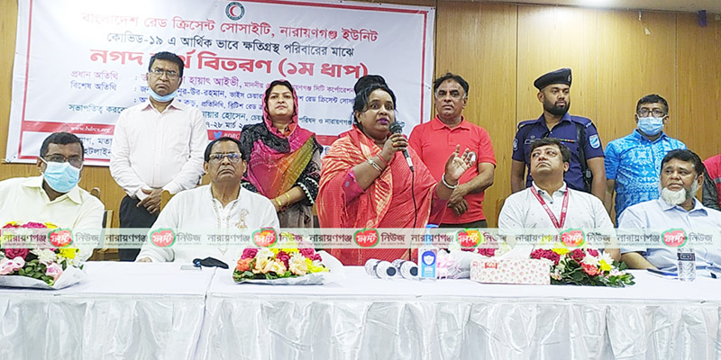 করোনায় ক্ষতিগ্রস্থদের অর্থ বিতরণে মেয়র আইভী