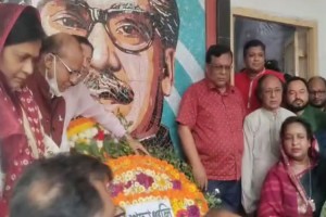 বঙ্গবন্ধু প্রতিকৃতিতে মেয়র আইভীর শ্রদ্ধা নিবেদন